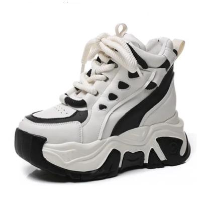 Модные 8 см новые женские кроссовки на платформе с танкеткой и щиколоткой, осенние массивные эргономичные весенние ботинки, повседневная обувь из натуральной кожи, вулканизированная женская обувь