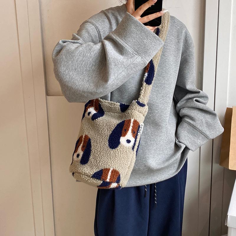 2025 Niche Designer Retro Leopard & Flower Cartoon Plush Messenger Bucket Bag