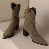 Suede Low Heel Ankle Boots Chunky Western Cowboy Boots for Ladies Wrinkles Pointed Retro Knights Short Boot Nubuck Chelsea Boots