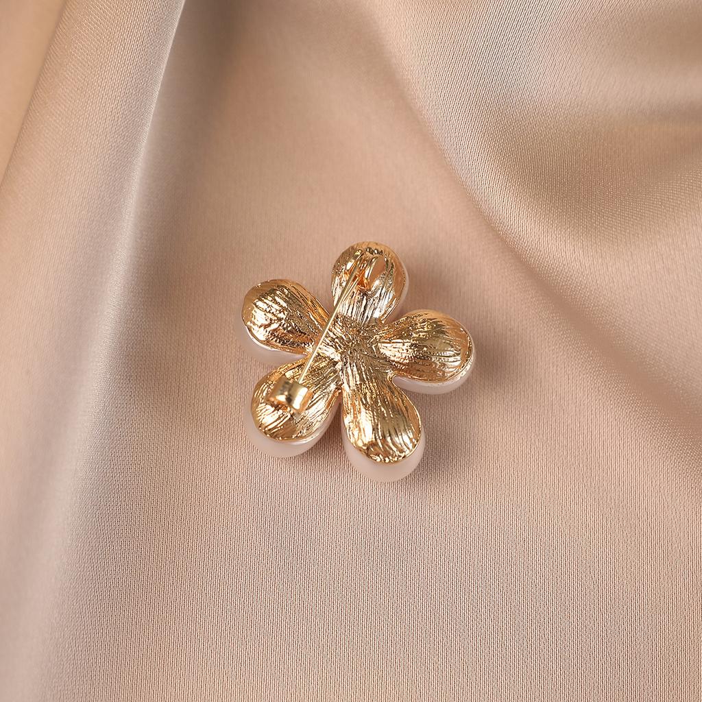 Pearl Petal Anti-glare Brooch, High-end and Light Luxury Clothing Accessories, Pin Ornaments, High-end Anti-glare Clasp