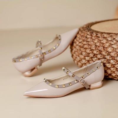 Модные женские туфли на низком каблуке, осенние, новые, с заостренным носком, с неглубокими заклепками, линия с противоскользящей износостойкой обувью на низком каблуке