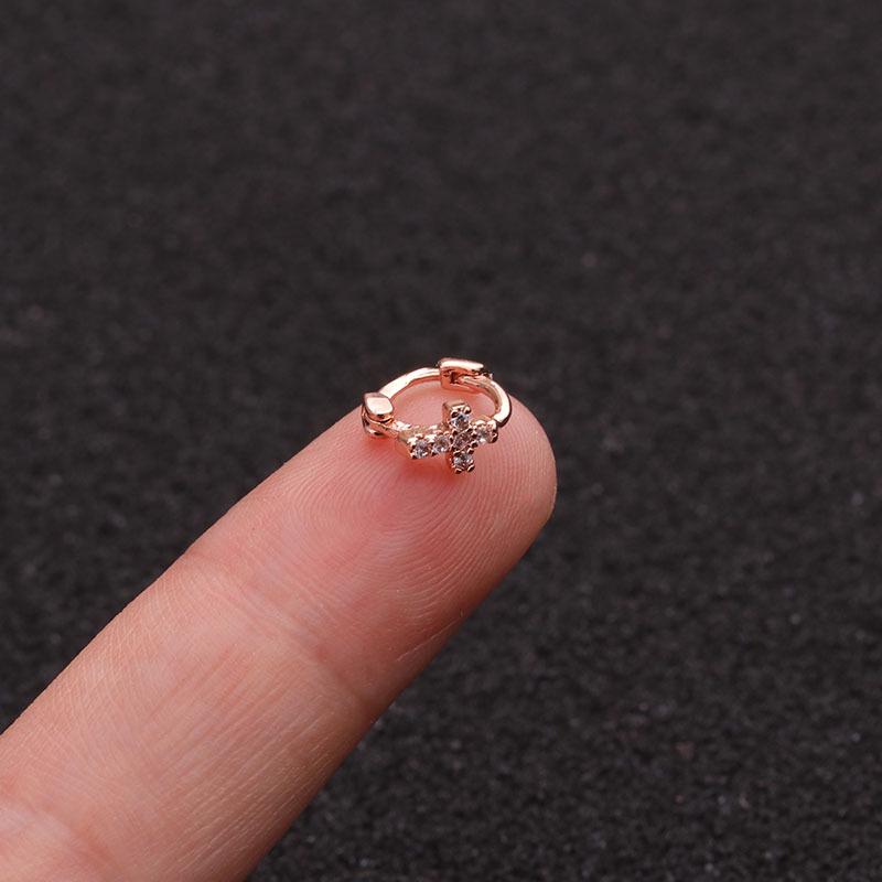 Изысканные маленькие серьги в хрящ с камнем