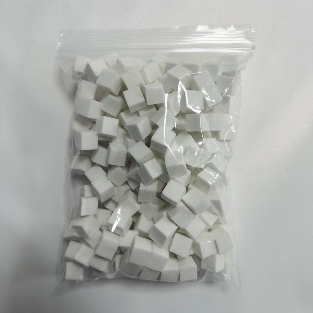 Блок-губка для градиентного нейл-арта: Мини-квадрат 1 см с растушевкой омбре и специальной кистью.