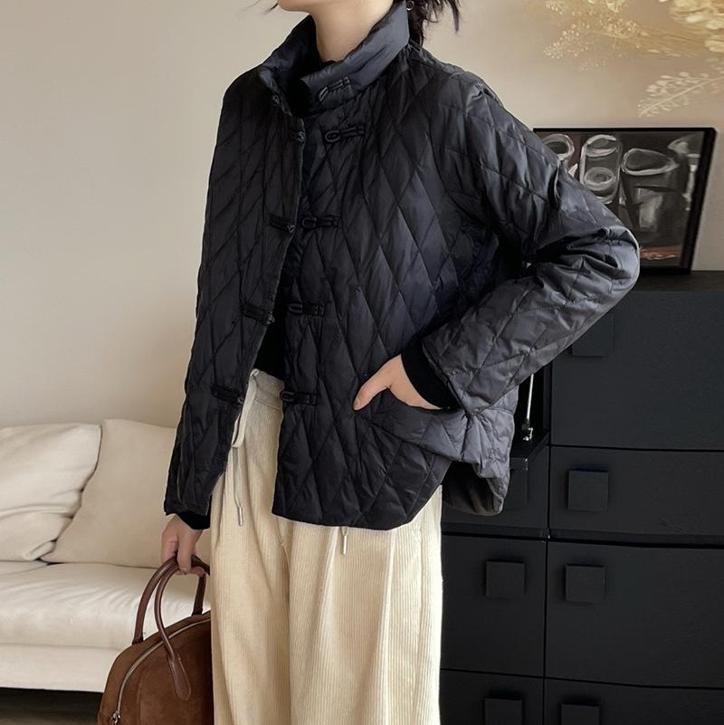 Короткая куртка-пуховик на пуговицах женская зимняя новинка 2024 года в стиле ретро с литературным рисунком и теплая легкая куртка с ромбовидным узором