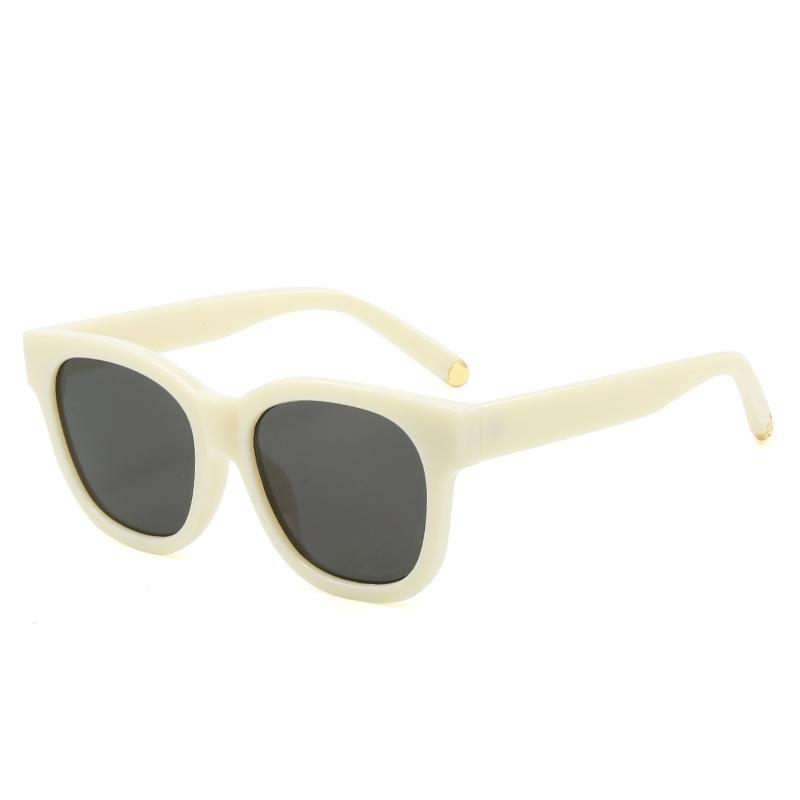 New oval sunglasses, European and American retro high-end versatile street shooting beach driving sunglasses