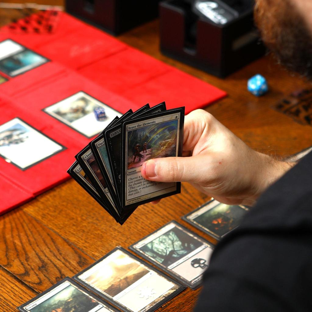 Quiver Time 200 Count Artemis Стандартный черный чехол для карт Одинарный матовый чехол для колоды Защитная карта Совместимость с картой The Gathering 66 x - - Pokemon,