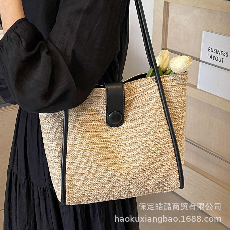 Woven straw bag women's large capacity 2025 new versatile seaside shoulder bag beach vacation commuter tote bag