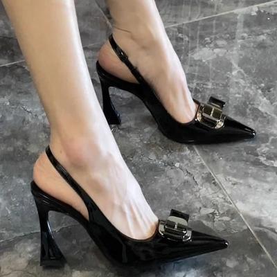 Темпераментные сандалии с мягкой подошвой и острым носком, сексуальные сандалии с закрытым носком, женские, лето 2025, новая коллекция, высокие каблуки, металлическая отделка, слово пустой