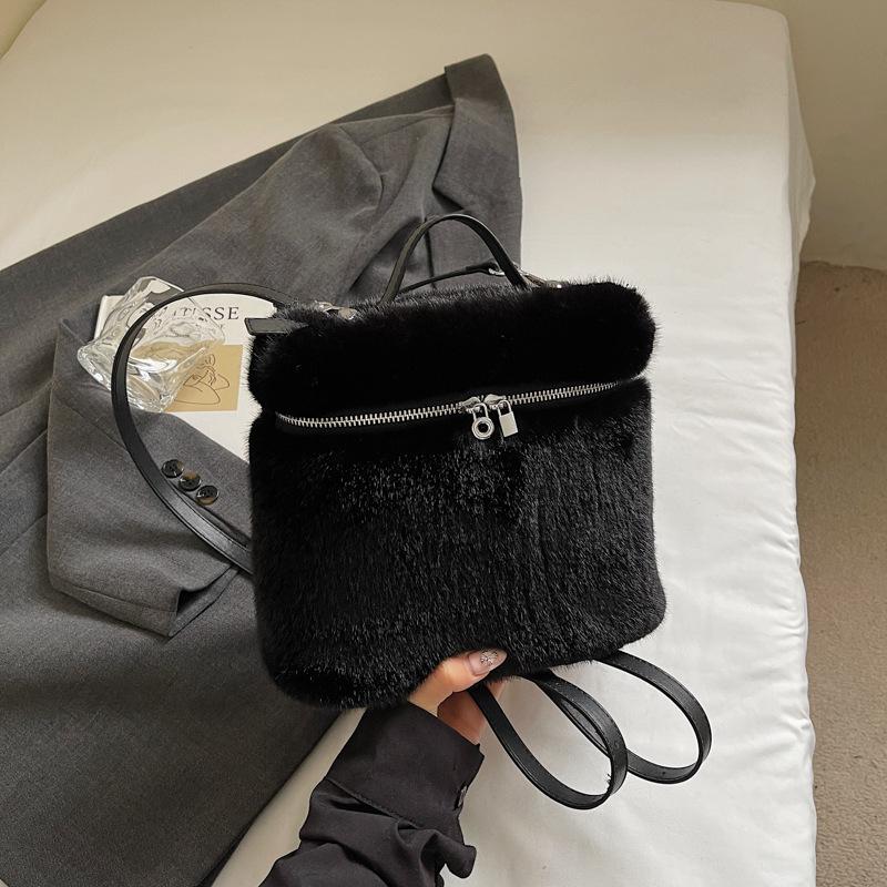 Casual Plush Simple Cute Girl Style Fashion Foreign Style Commuting 2025 Autumn New Women's Shoulder Bag