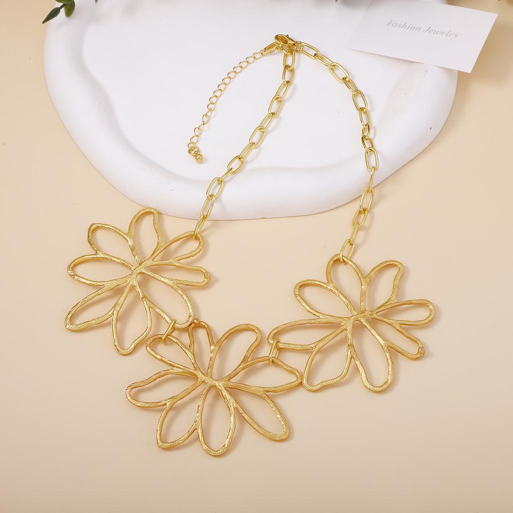New retro irregular exaggerated petal flower necklace European and American light luxury versatile sun flower personalized necklace
