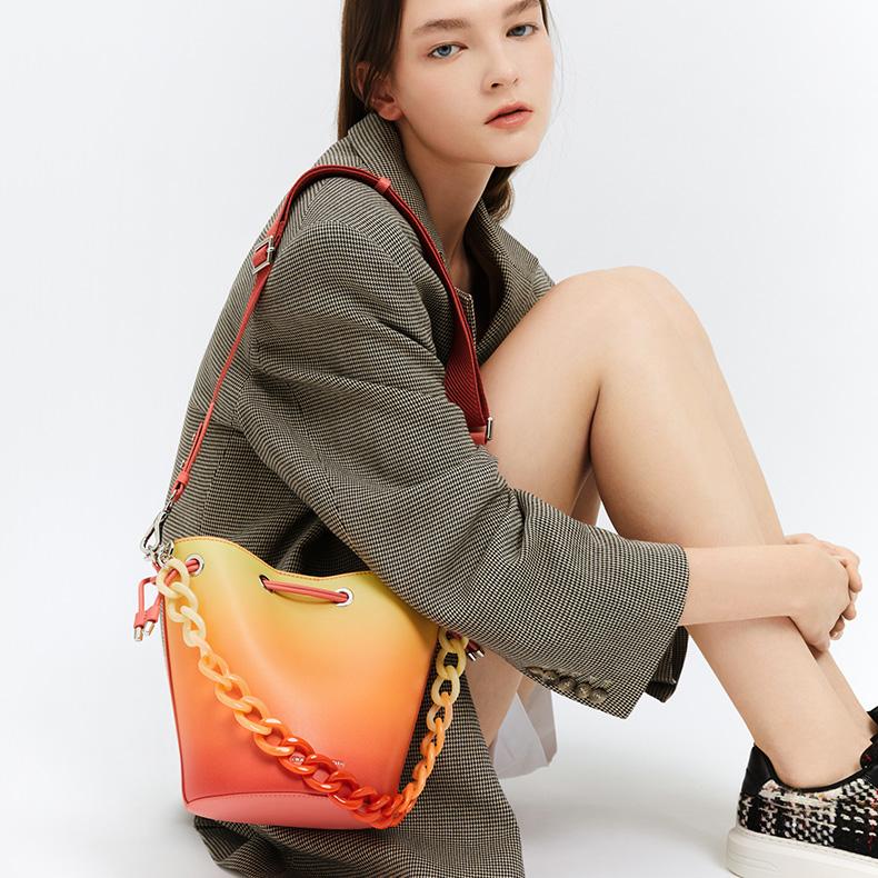 Charles & Keith Сумка-ведро из ПУ с градиентным цветом и цепочкой Наплечная сумка Маленькая женская сумка Разноцветная CK2-10840478