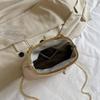 Белая плетёная сумка-тоут в стиле luxury Насыщенная золотая цепь Металлическая застежка-защелка Универсальная сумка через плечо/клатч на цепочке
