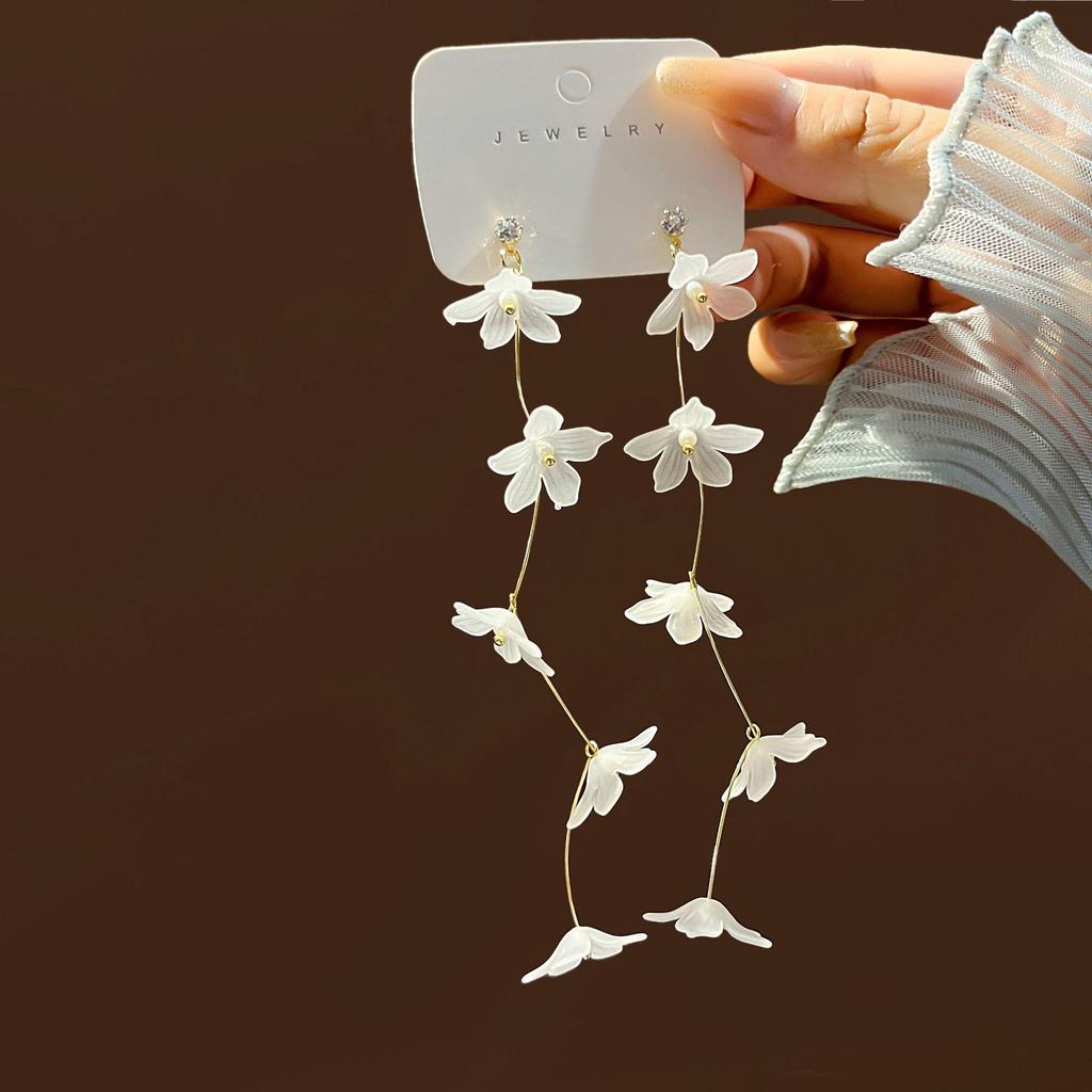 Серьги-пусеты 'Серебряная игла' из корейского белого перламутра в форме лепестка с прозрачным цветком и кисточкой из жемчуга