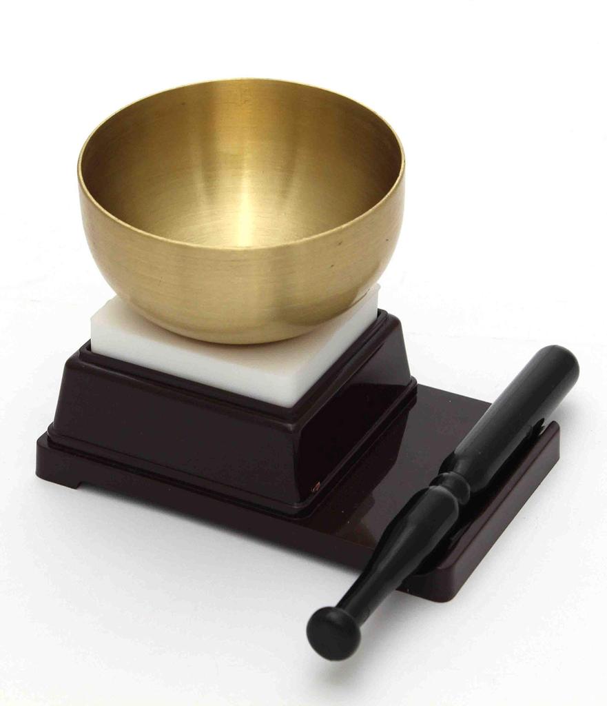 Не ржавеющий колокольчик с приятным высоким звуком, идеально подходящий для мини-буддийских алтарей.. Включает контейнер для воды, пиалу для риса, поднос и вазу для цветов.