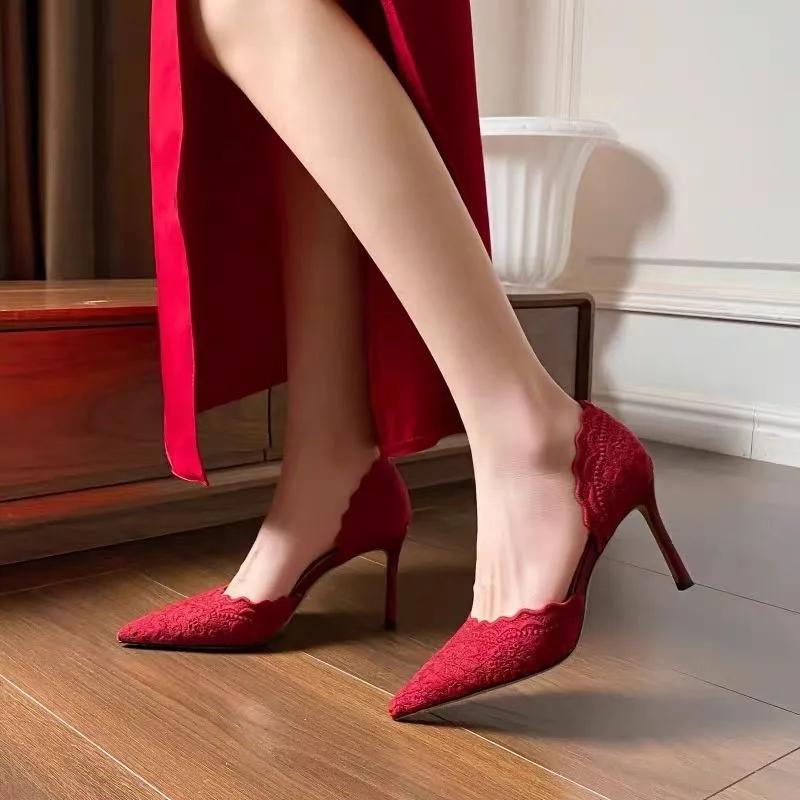 Модные красные свадебные туфли 2025 Тост Новые Свадебные Китайские Кружевные Остроносые Вышитые Туфли на Высоком Каблуке