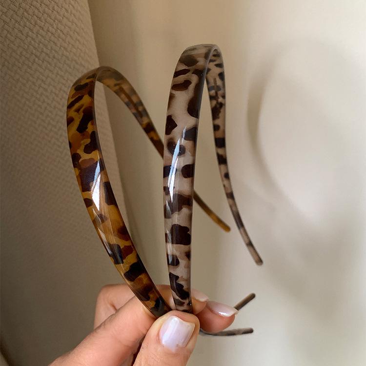 Корейская минималистичная акриловая повязка на голову в U-образной форме с леопардовым принтом для умывания лица - нишевый дизайн, высококлассный аксессуар для волос.