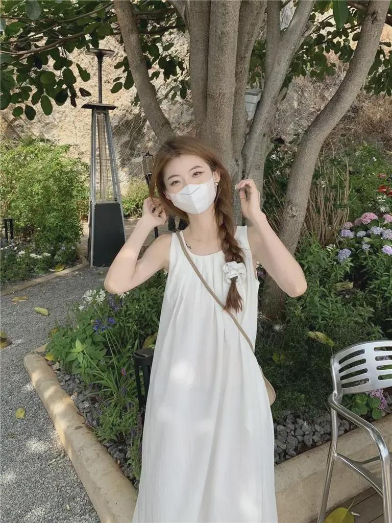 Женское летнее платье без рукавов в корейском стиле белого цвета для похудения