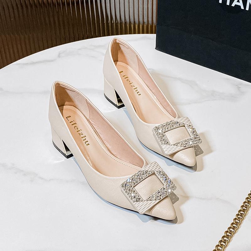 Новые туфли для женщин, кожаные туфли-лодочки, новые повседневные туфли на высоком каблуке с квадратной пряжкой из стразов от OL, туфли для девочек с острым носком