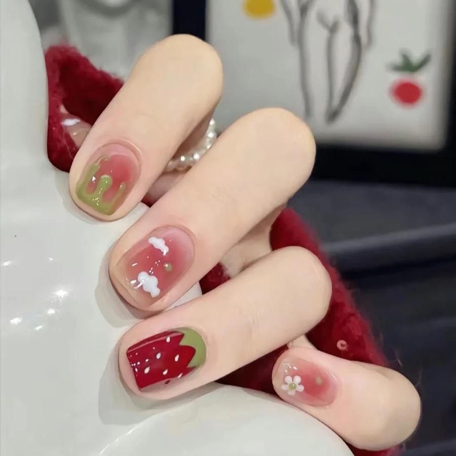 Spring and summer cute cartoon ice permeable dot strawberry Hepburn style small flower short style 24 wearable nail patches