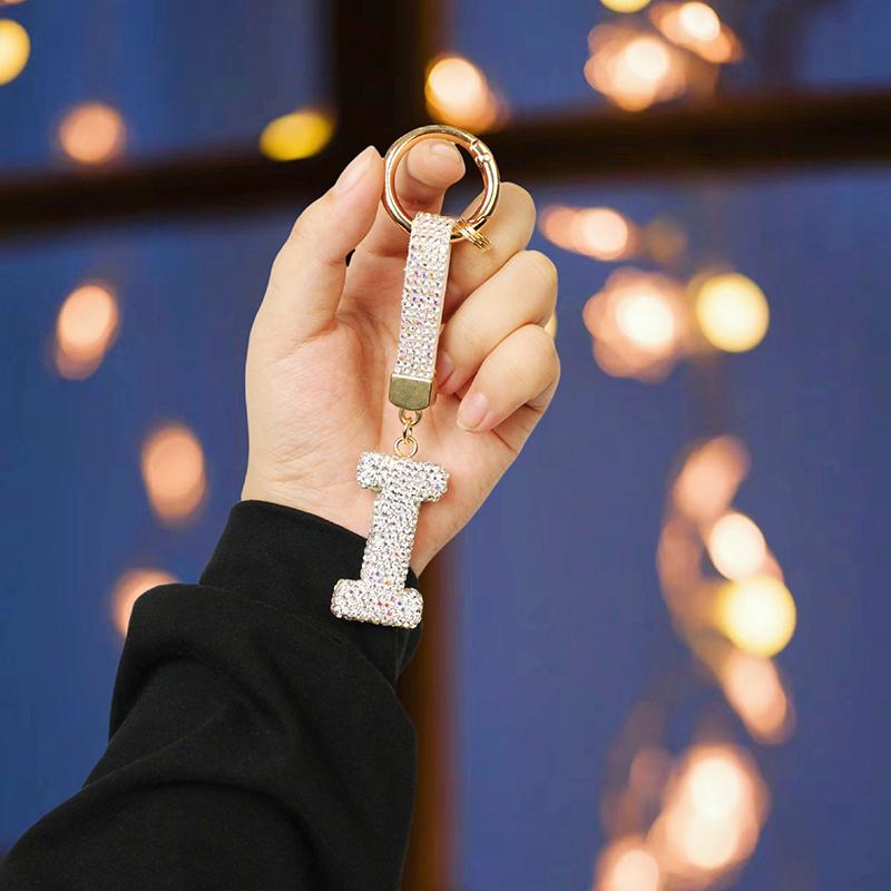 1 шт. Брелоки Идеальный подарок Дизайн с буквой Блестящий брелок Аксессуар Дизайн с полными стразами Подвеска на удачу 26 букв алфавита