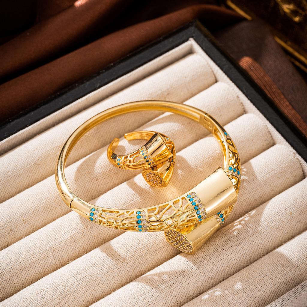 Роскошный комплект из золотистого медного браслета и кольца | Геометрические цветочные узоры с акцентами из фианита