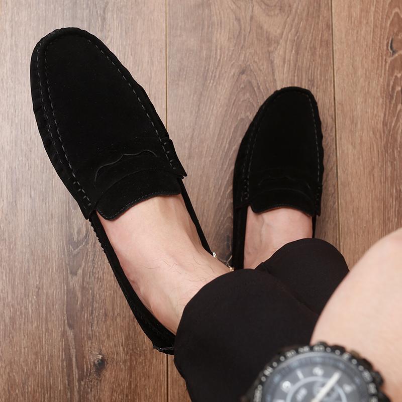 Удобные туфли для вождения без застежек, классические замшевые кожаные мужские мокасины с мягкой подошвой, цветные туфли ручной работы под платье на плоской подошве