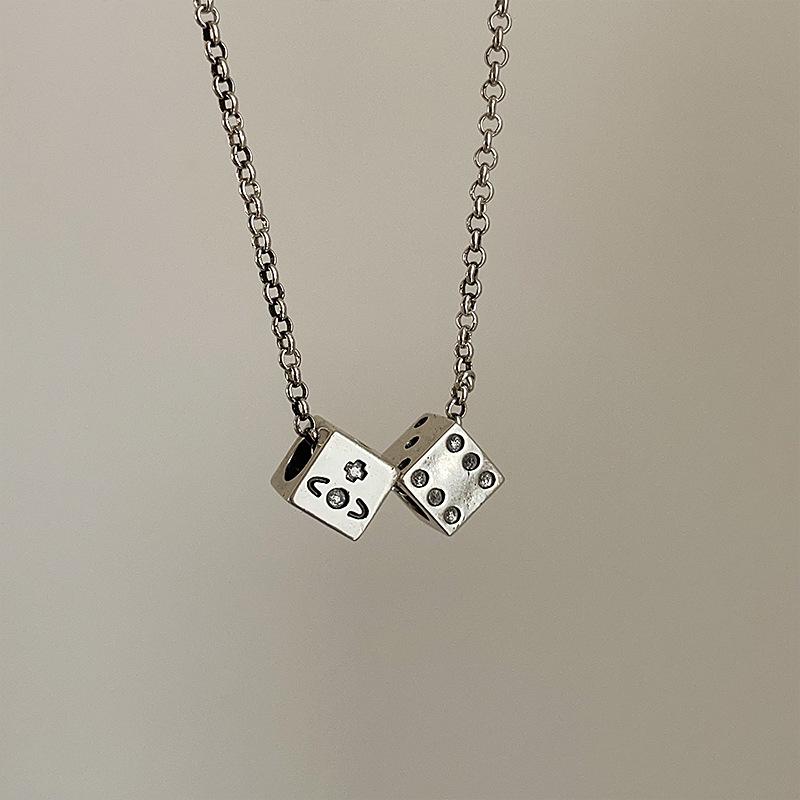 Женское уникальное ожерелье-подвеска в виде игральных костей планеты – Стильный и универсальный чокер для модного акцента.