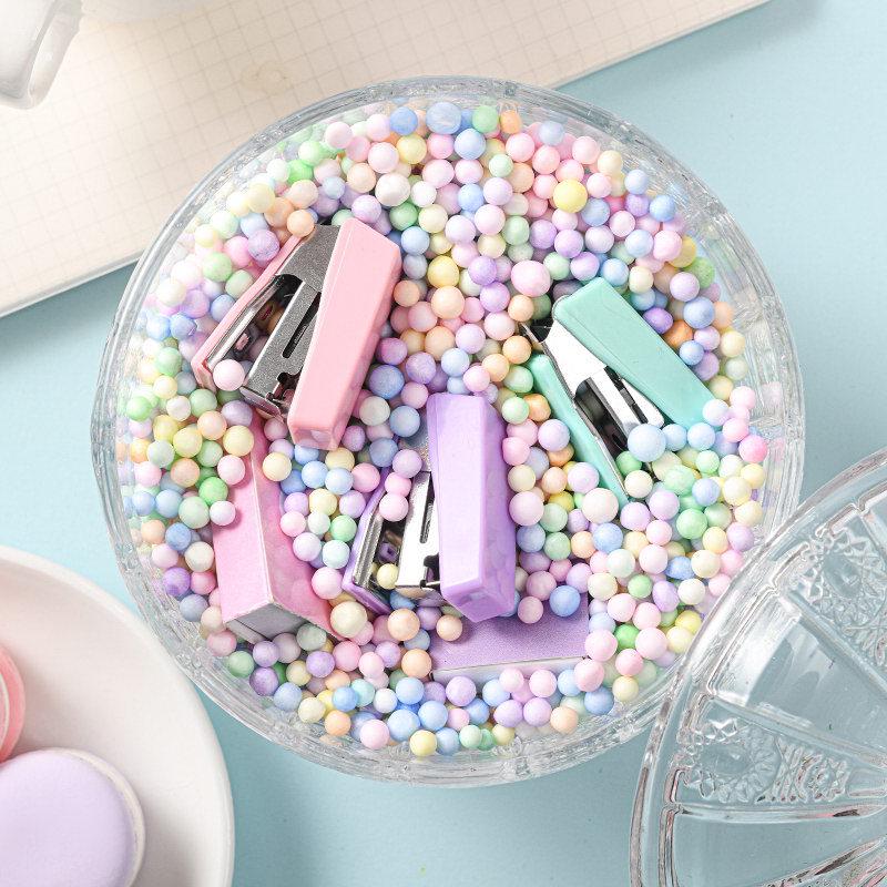 Набор канцелярских принадлежностей пастельных цветов: Скрепки, Зажимы для билетов, Степлер, Канцелярские кнопки и Зажимы для бумаг