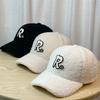 Шапка Женская Большой Окружности Головы Осень и Зима Буква R Шерсть Ягненка Теплая Бейсболка Кепка с Козырьком Для Отдыха на Открытом Воздухе Универсальная