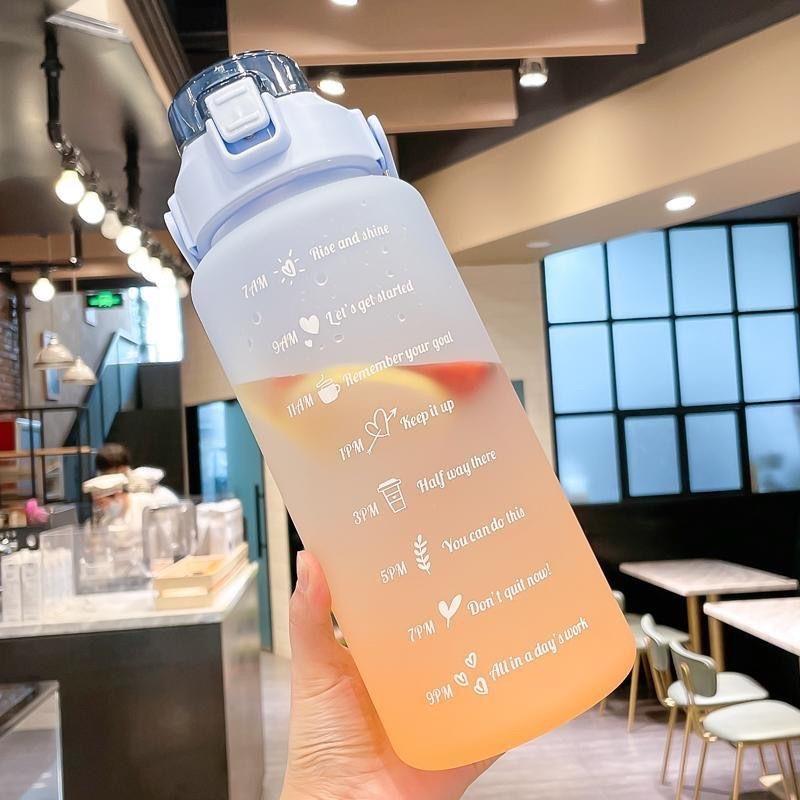 64 унции Большая вместимость Прозрачная чашка Кружка с соломинкой со шкалой Спортивная бутылка для фитнеса на открытом воздухе Пластиковая кружка Кружка с соломинкой большой вместимости