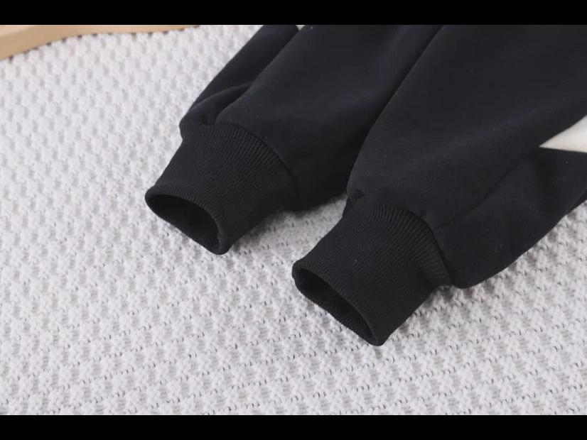 Зима и осень 2023 Стильный бархатный костюм-двойка для мальчиков и девочек - повседневная детская одежда.