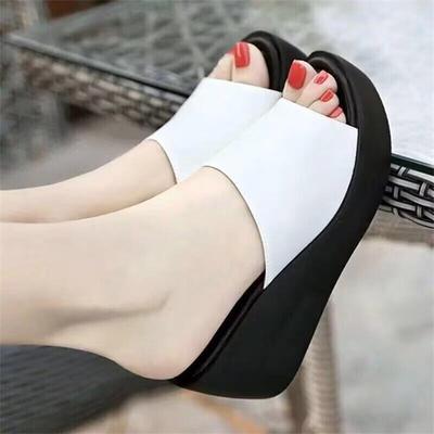 Крутые тапочки женские 2025 новые уличные танкетка женская обувь платформа универсальные пляжные водонепроницаемые табличные сандалии на высоком каблуке одним словом