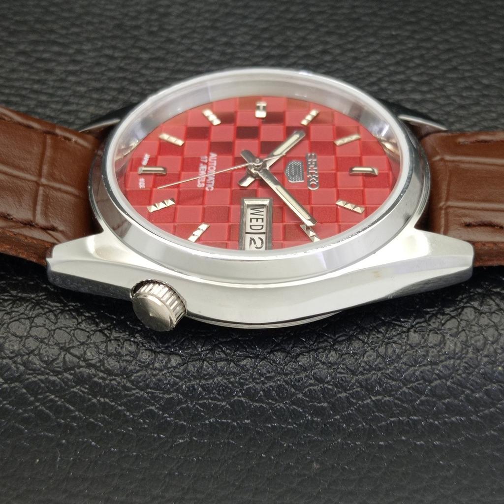 ВОССТАНОВЛЕННЫЕ МУЖСКИЕ ЧАСЫ SEIKO 5 AUTOMATIC, СДЕЛАНО В ЯПОНИИ, КРАСНЫЙ ЦИФЕРБЛАТ, ИЗГОТОВЛЕНЫ НА ЗАКАЗ a440121-2 QV90-a440121