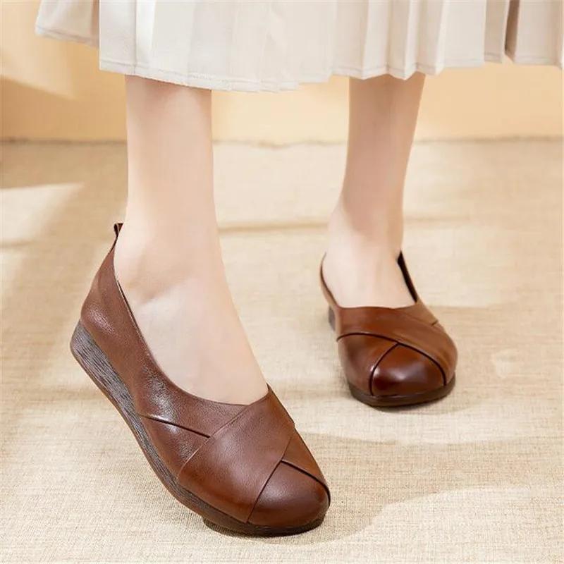 Мода 2024 Женская Повседневная Обувь с Круглым Носком на Низком Каблуке Натуральная Кожа Балетки Женская Обувь Элегантные Балетки на Мягкой Подошве