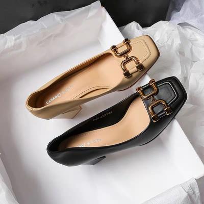 Туфли на высоком каблуке женские 2024 весна новые квадратные толстые каблуки легкие модные металлические пряжки не устают ноги черные профессиональные одинарные туфли