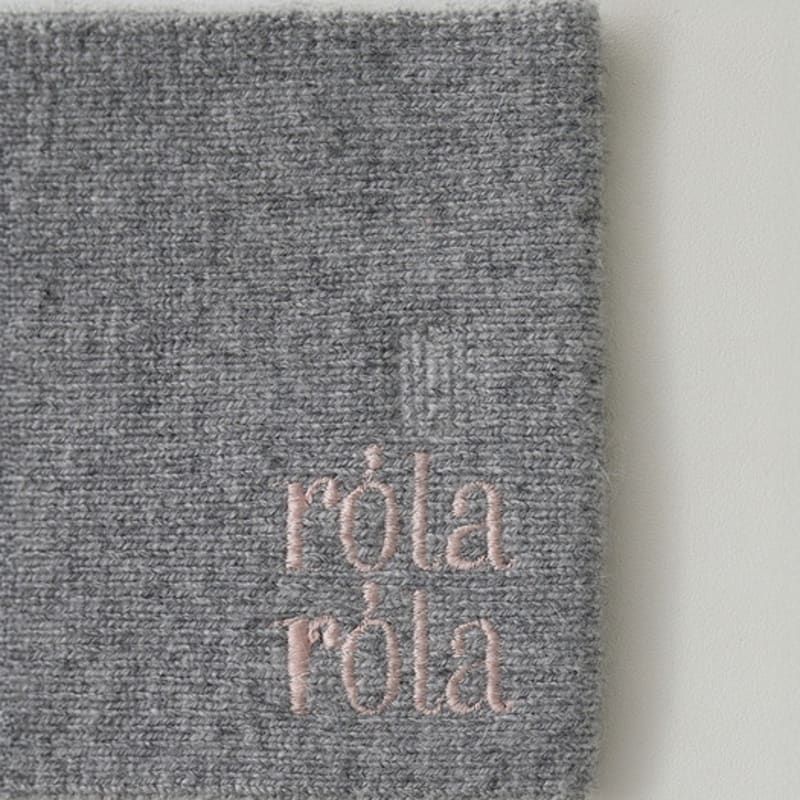 ROLAROLA NUBASIC ЛОГОТИП ВЯЗАНАЯ ПОВЯЗКА НА ГОЛОВУ СЕРЫЙ
