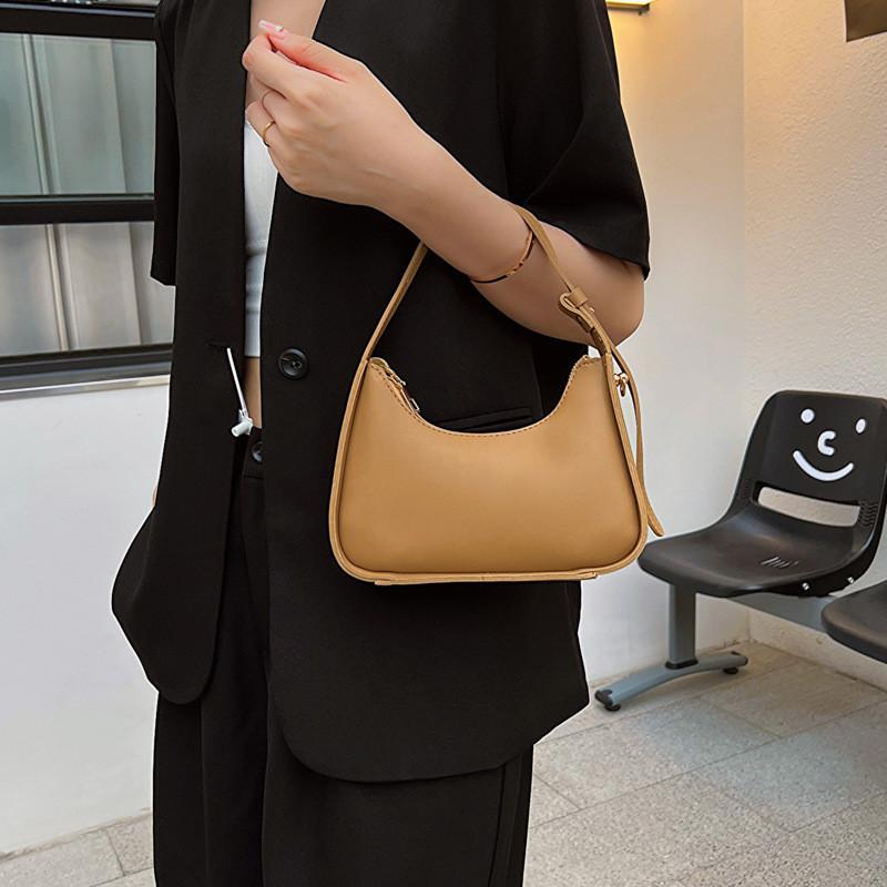 Fashionable Medium-sized Crossbody Bag With Magnetic Closure For Everyday Use