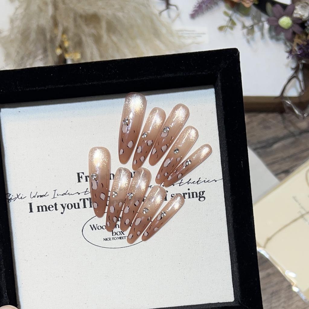 Ношение брони с длинным стилем высокого класса, кошачьи глаза, преследующие свет, осенне-зимний стиль, темперамент, леопардовый принт, французский коричневый маникюр, съемный