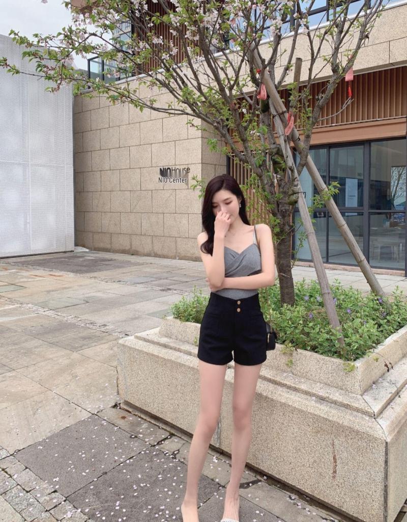 2024 Женские универсальные А-силуэта черные шорты с высокой эластичной талией