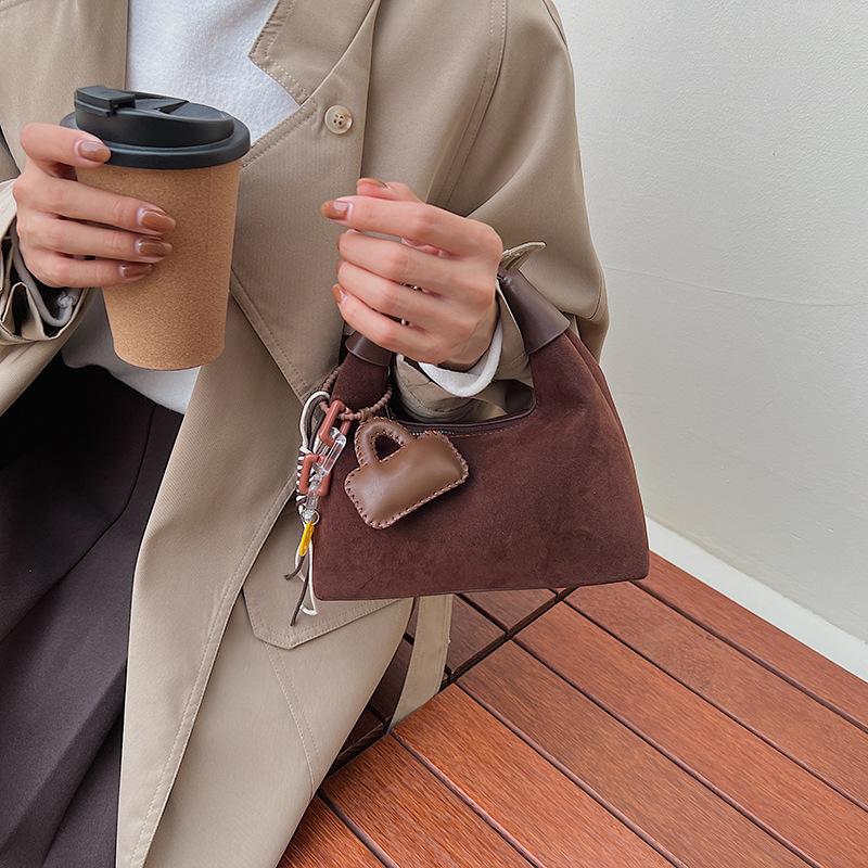 Модная сумка-пельмень для ручной носки женская 2025 осень и зима корейская ins простая универсальная сумка через плечо нишевый тренд сумка-мессенджер