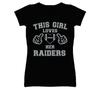 Эта девушка любит свою футболку с логотипом футбольной команды Oakland Raiders