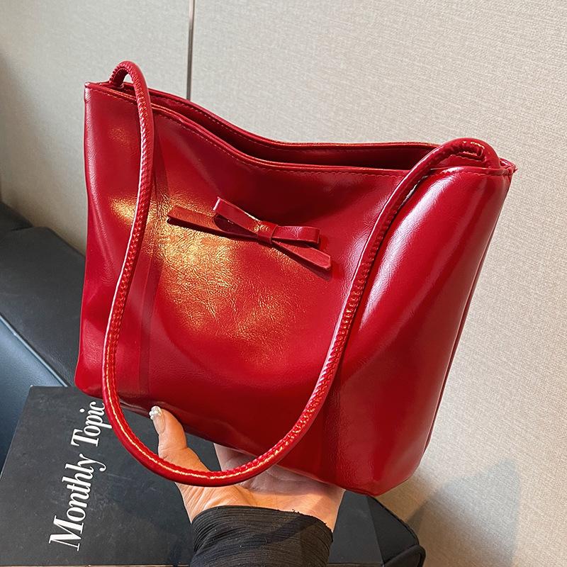 Красная сумка для женщин. Новый стиль. Модные и стильные наряды для женщин. Сумка на одно плечо для женщин.