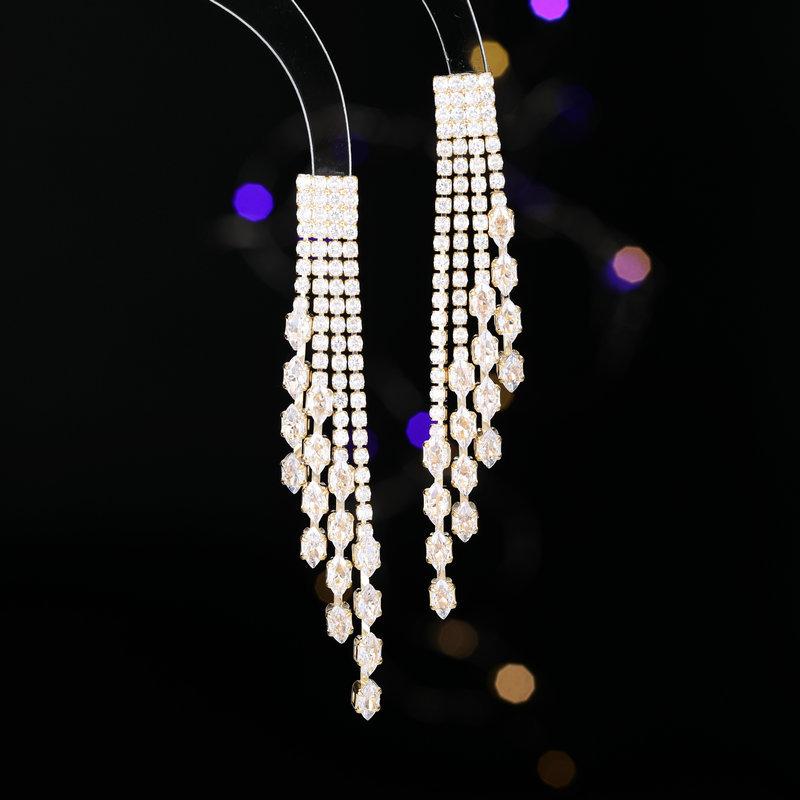 Платье высокого класса в стиле легкой роскоши с серьгами, трендовая атмосфера, супер блеск, полностью усыпанное бриллиантами, длинные серьги с циркониевой бахромой, визуально удлиняющие лицо