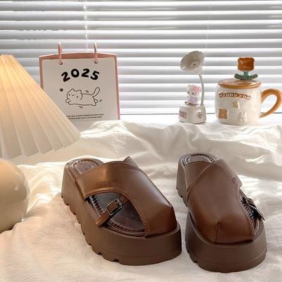 Римские тапочки женские 2025 новые летние модные универсальные повседневные пляжные полые прохладные на толстой подошве увеличивающие рост тапочки