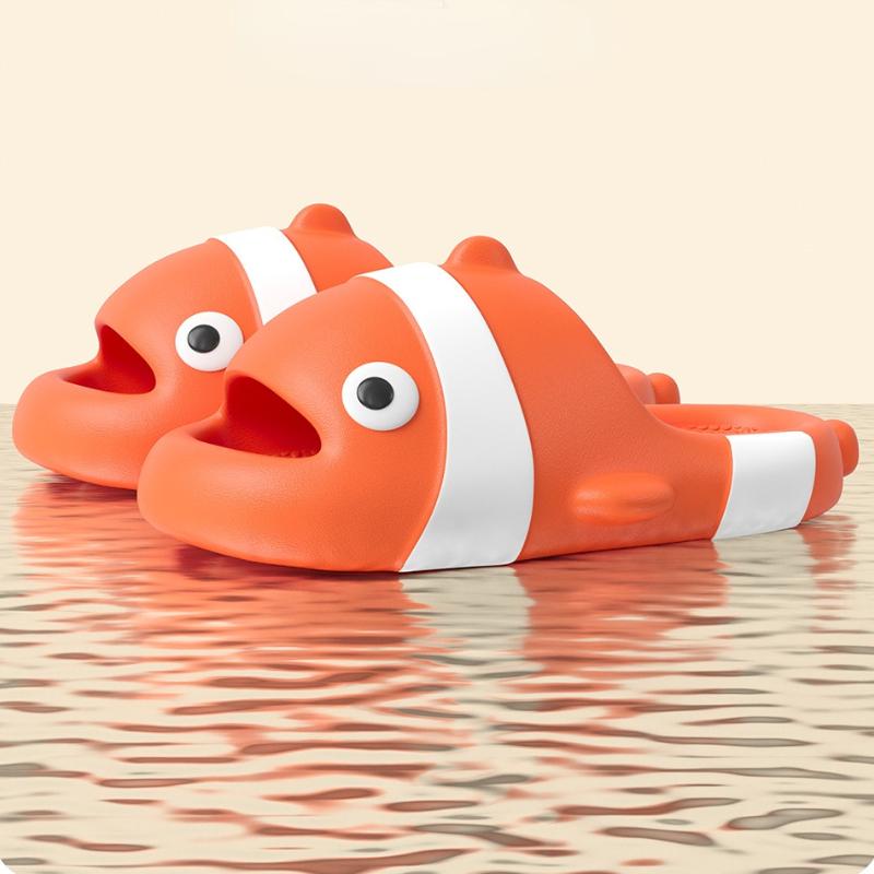 Модные летние милые мягкие тапочки с животными для женщин, модные домашние сандалии с рыбой-клоуном для пар, для ванной комнаты, противоскользящие тапочки на платформе