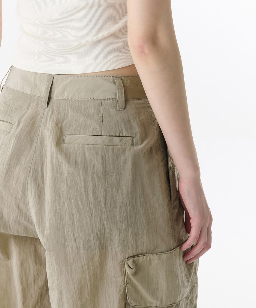 MUSINSA STANDARD WOMAN Женские яркие нейлоновые широкие брюки-карго с двумя складками [Светло-бежевый]