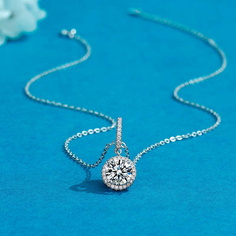 Women's Luxury Round Disc Collarbone Necklace PT950 Platinum 2Ct Moissanite - Collarbone-fitting, neck-lengthening, noble aura