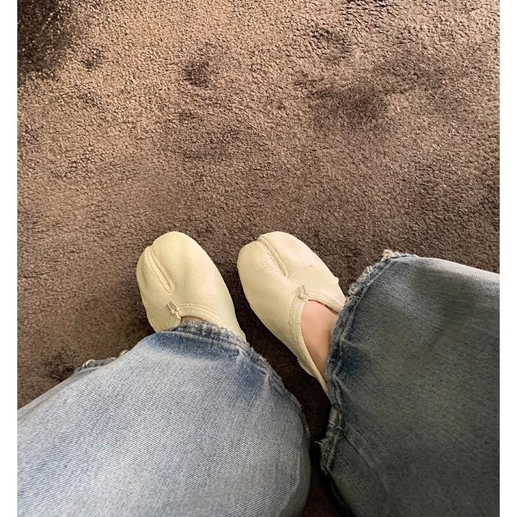 Виноградная мать имеет тот же стиль, туфли-лодочки с неглубоким вырезом, ленивые на одном педале, на маленьком низком каблуке «свиное копытце», с круглым носком, повседневные, универсальные, для работы, на плоской подошве