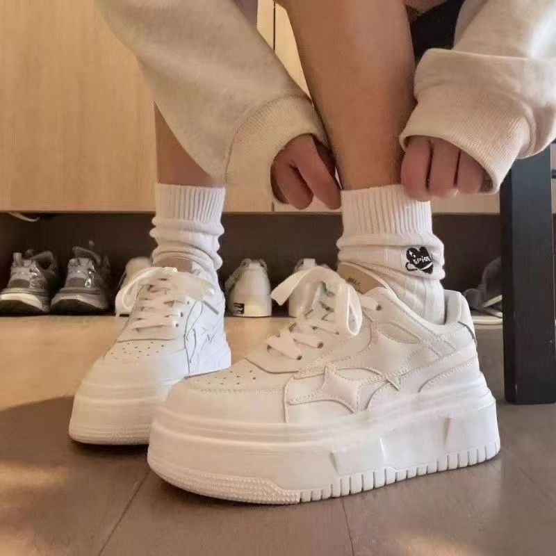 Осень 2024 года, новые модные спортивные туфли на платформе для студентов, маленькие белые туфли со звездным усилением, универсальные повседневные туфли для скейтбординга