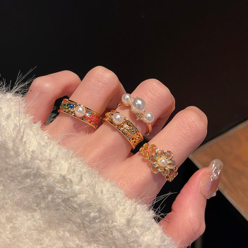 В Средние века были капли рыбы, жемчуг, полые цветы, открытые кольца, изысканные кольца высокого класса, простой темперамент и полные бриллиантов